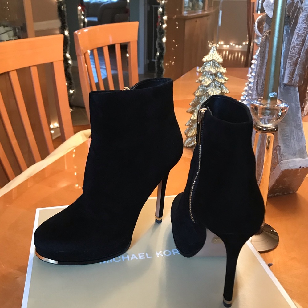 Gorgeous Michael Kors Black Suede Booties - Picture 3 of 8